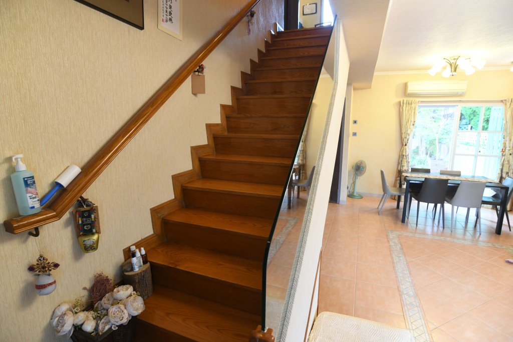 單位設有木造樓梯,牆身有中式書法及掛畫作裝飾。