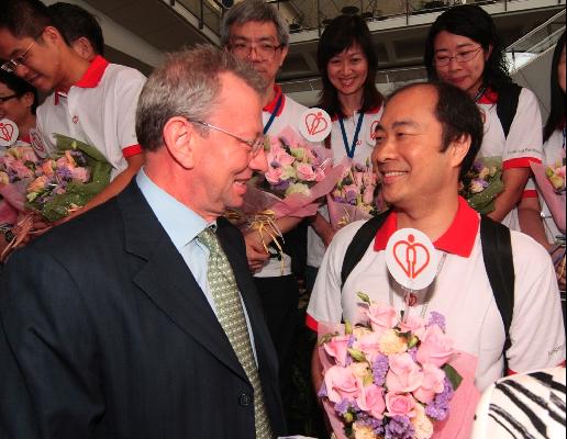2008年5月底，刘楚钊由四川回港，获时任医管局行政总裁苏利民（左）迎接。