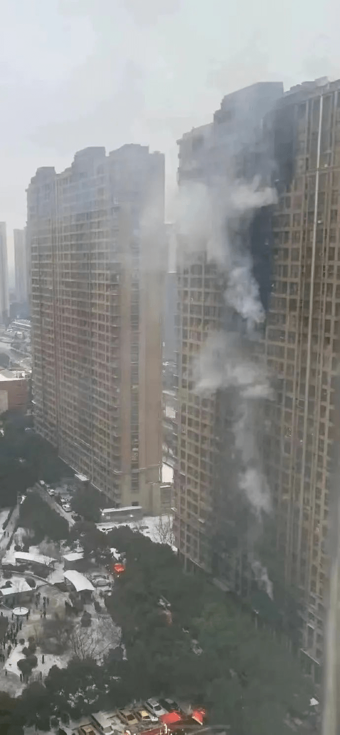 南京住宅大樓起火致15死44傷。