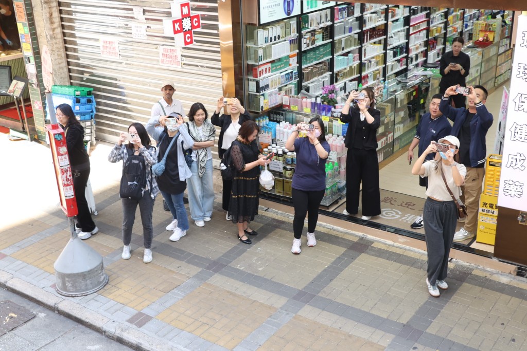 途人也忍不住舉機拍照。 途人也忍不住舉機拍照。