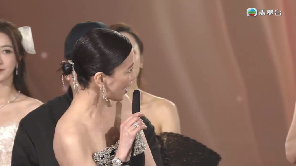 佘诗曼在台上多谢《新闻女王》监制锺澍佳。
