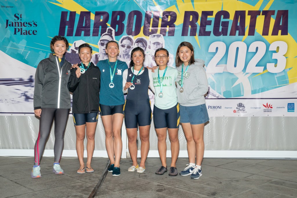 謝欣妏 (圖 左二) 帶領的隊伍女子四人雙槳艇項目拿到亞軍。 公關圖片