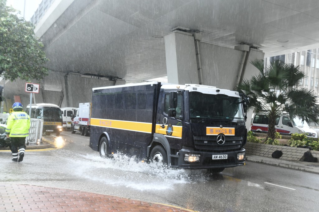 黎智英被囚車送抵法院，今日開始自辯。盧江球攝