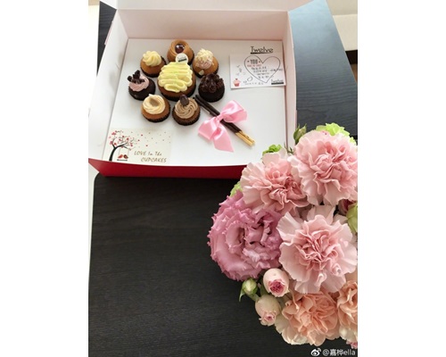 原本Cup Cake已夠驚喜，再來代表答謝母親的愛花束康乃馨，更為感動。