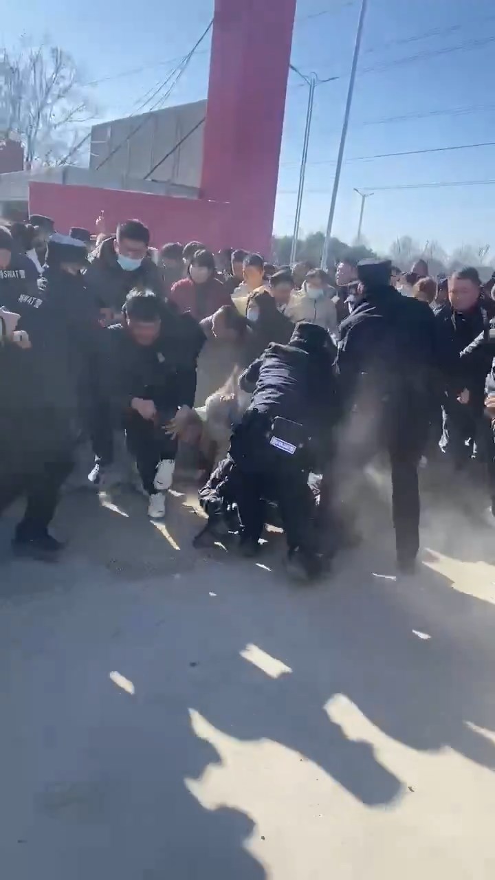 民眾與現場警員發生推撞。 民眾與現場警員發生推撞。