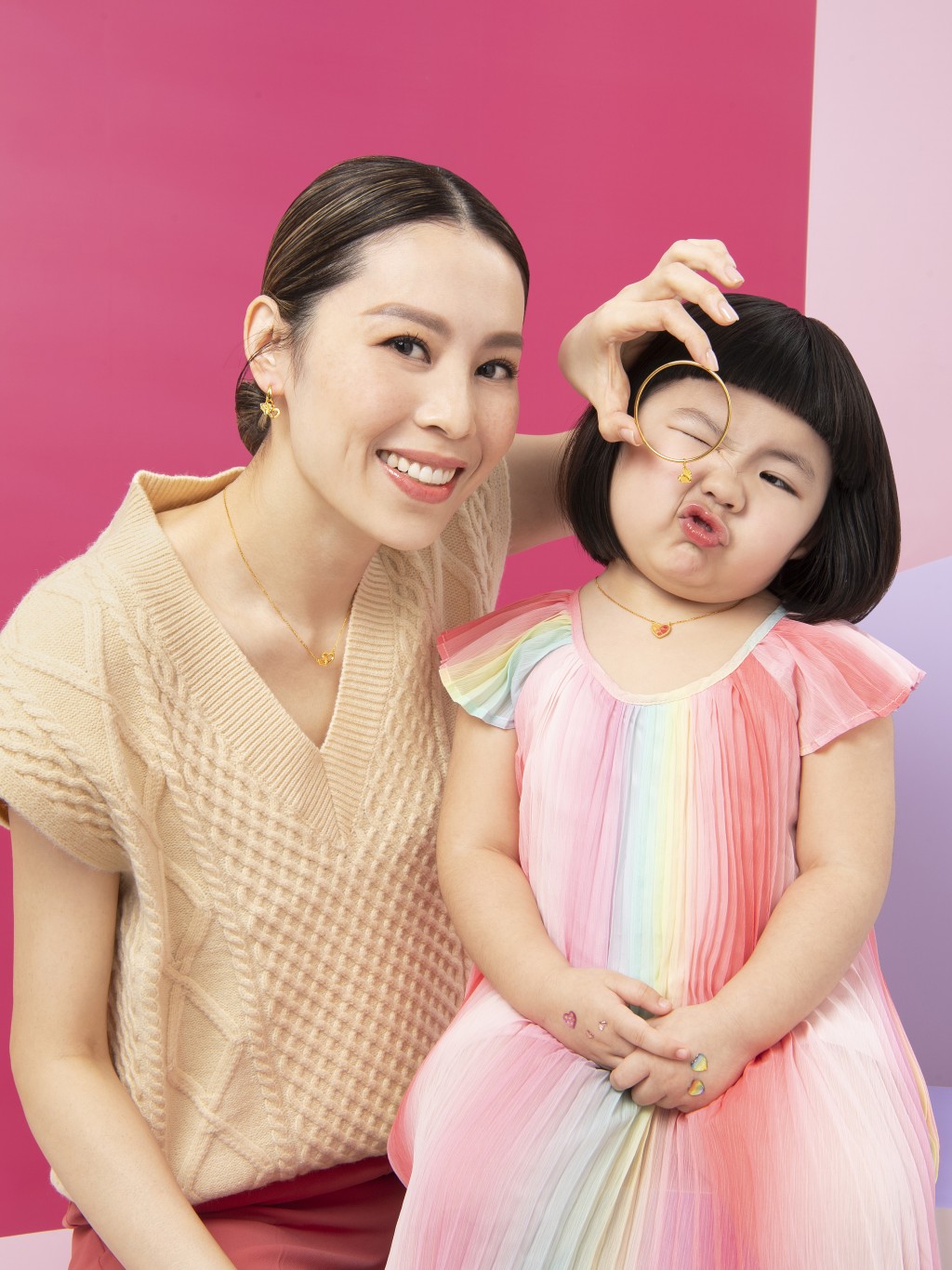 On Sophia/「LIT」系列足金耳環/單隻/$3,200、足金項鏈/$4,600；On Lucy/心形足金項鏈/$4,500、心形吊墜足金手鐲/$4,300。