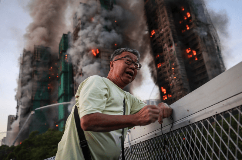 黃伯在火場外情緒崩潰痛哭的畫面,令全球讀者心碎。路透社 黃伯在火場外情緒崩潰痛哭的畫面,令全球讀者心碎。路透社