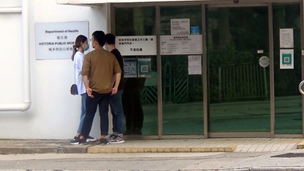 女死者的家屬到殮房進行認屍手續。