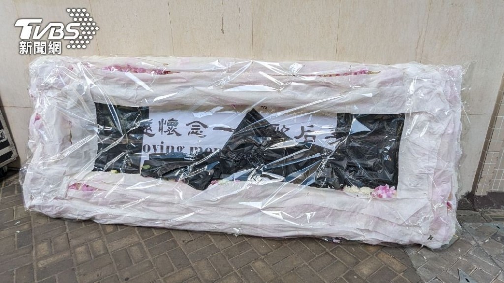 李玟的挽额送抵香港殡仪馆。