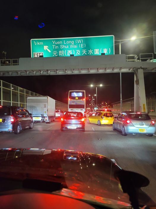有司機被困車龍之中。facebook馬路的事 (即時交通資訊台)圖片