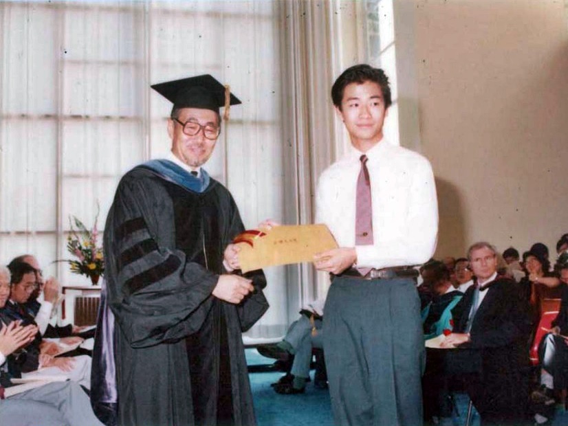 余偉文（右）獲得崇基學院的夏鵬紀念獎學金。