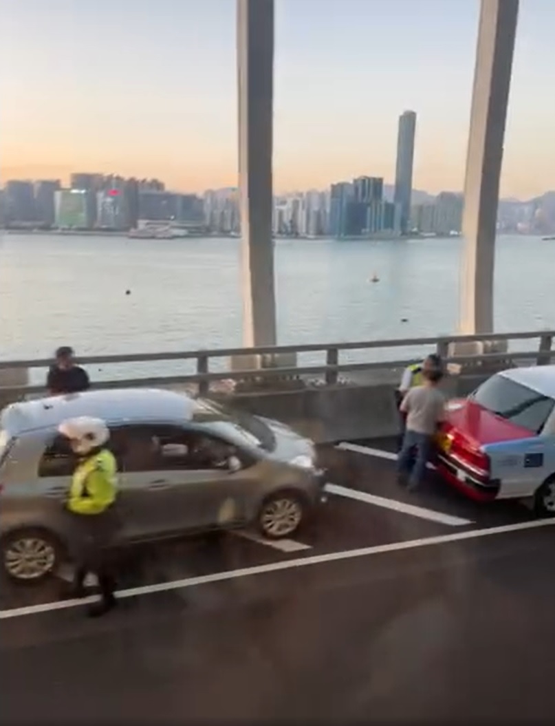 东区走廊东行线发生多车连环相撞，部分车路封闭，上址交通繁忙。（网图）