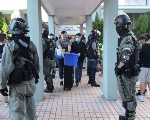 防暴警藍田票站外戒備。