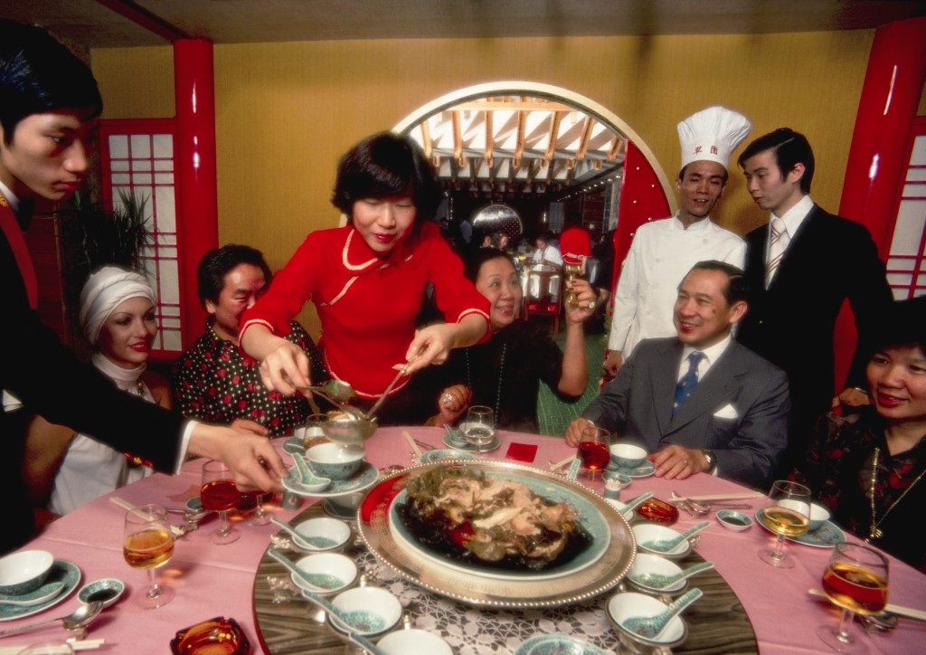 从厨师的帽子可知这是著名粤菜食肆翠园酒家，从人物的衣着看来，应是1970年代拍摄。