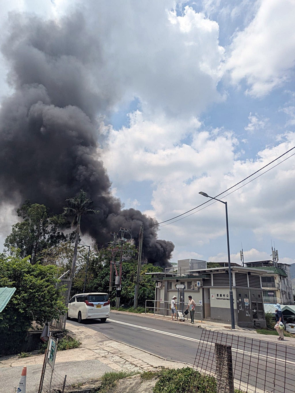 村屋起火冒煙。fb：元朗鄉約