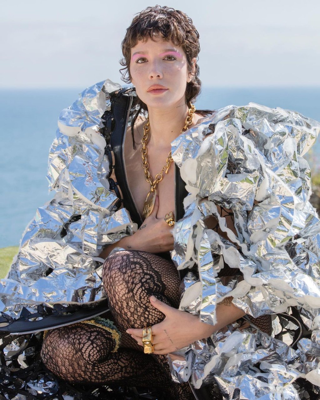 內文有摸胸相。(allure圖片)