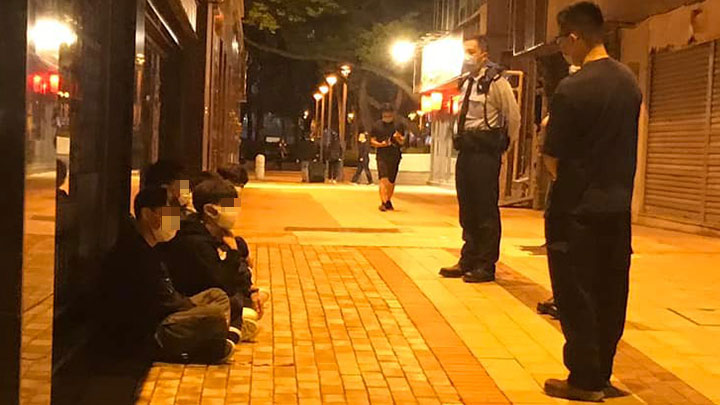 警方將黑衣人分成3批調查。網上圖片