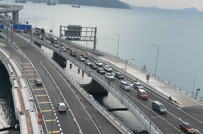 將藍隧道首日通車，大致暢順。 