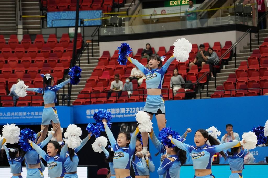 學生以肢體動作模擬花瓣由散開、連結至盛放的過程，象徵運動員經長期努力後開花結果，寓意拼搏與成果並存。