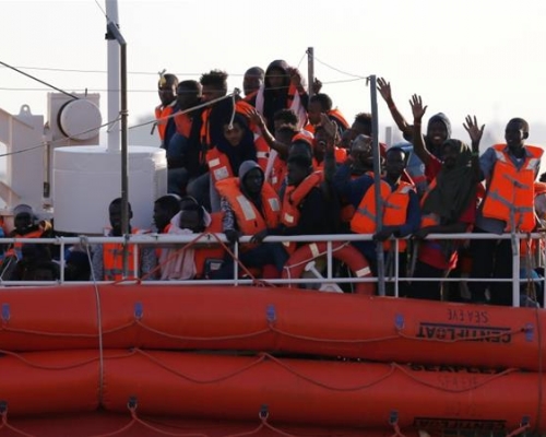 根据利比亚海岸巡防队的声明，他们在首都的黎波里东部外海救起16人。网上图片