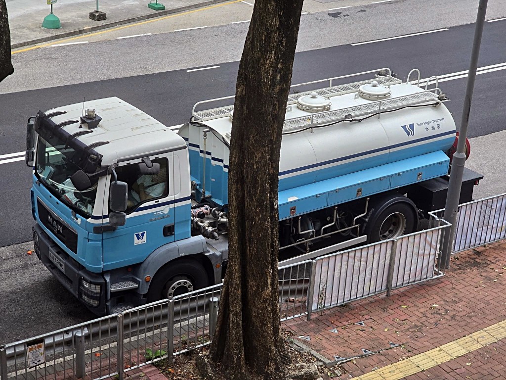 水務署派出水車臨時供水。fb:鳳德之友(街坊俱樂部) 水務署派出水車臨時供水。fb:鳳德之友(街坊俱樂部)