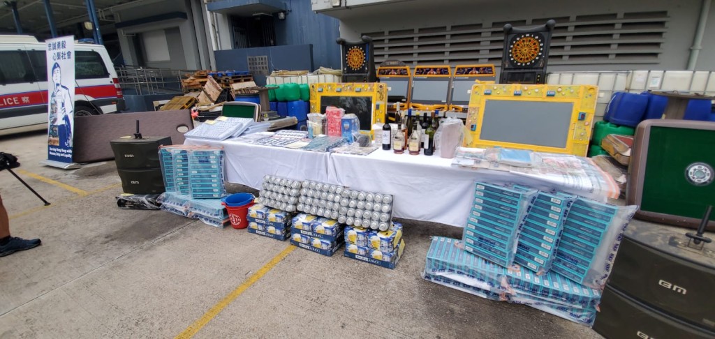 警方展示檢獲的證物。林思明攝