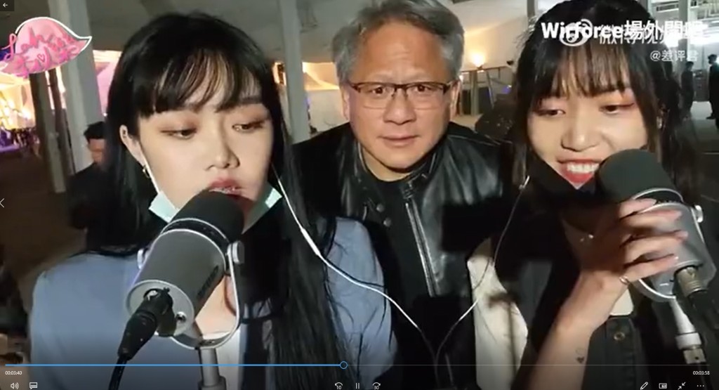 黃仁勳和兩網紅歌手互動。