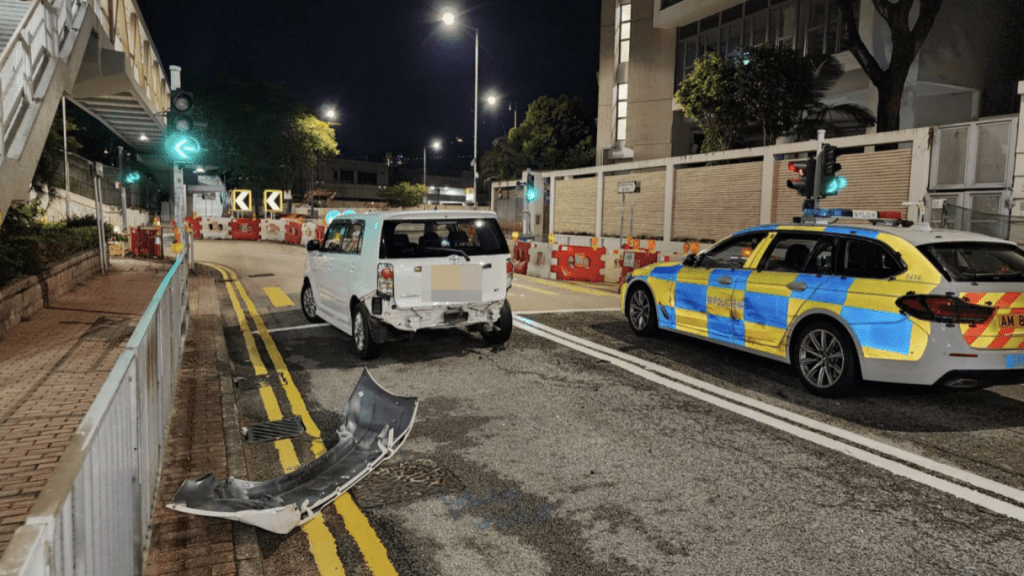 被撞的私家車和警車。黎志偉攝