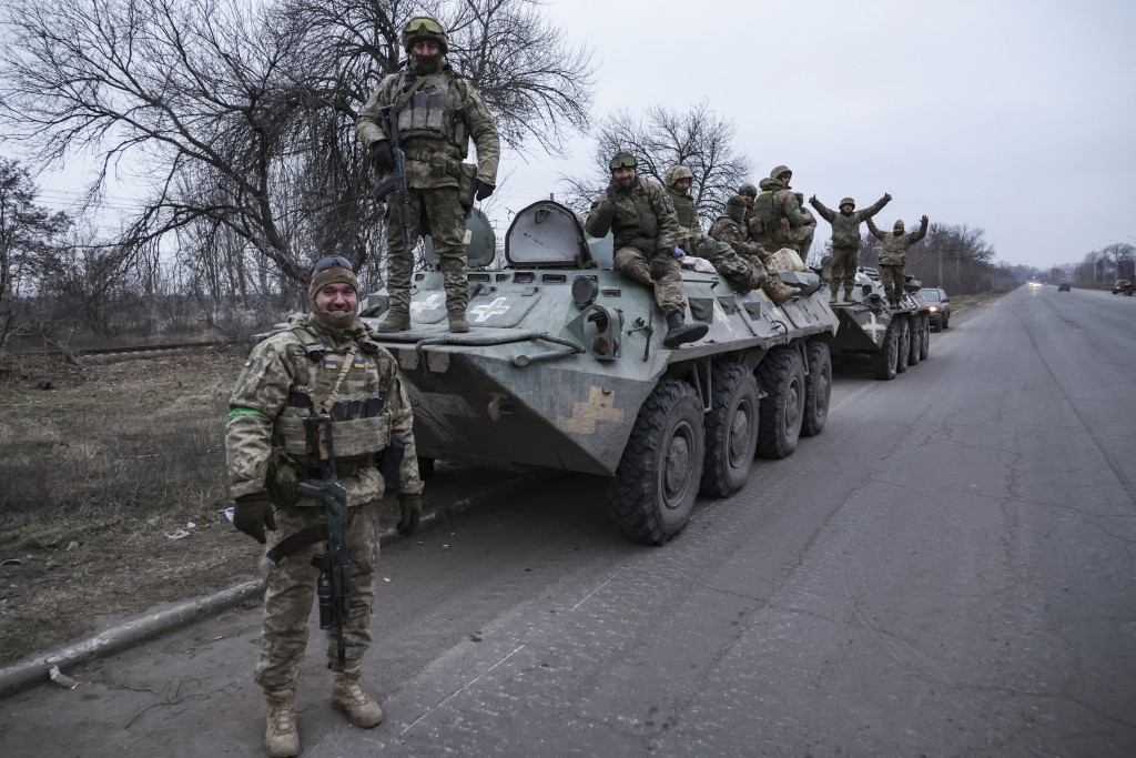 烏克蘭需要西方供應戰機以便向掩護地面作戰的裝甲車。美聯社