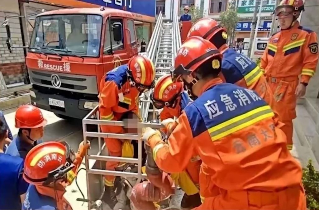 雲南有維修工在高空中暑，被困電線桿吊吊揈，要消防員架起雲梯救回。