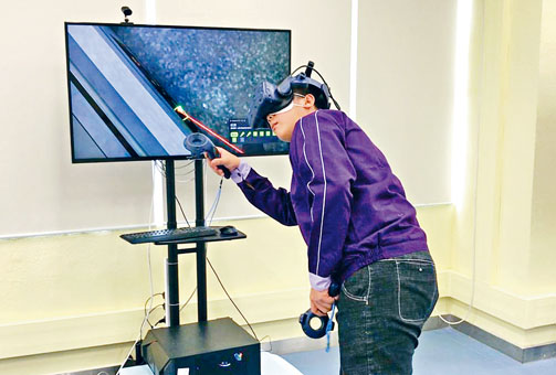 ■學員示範利用VR技術學習維修升降機情況。
