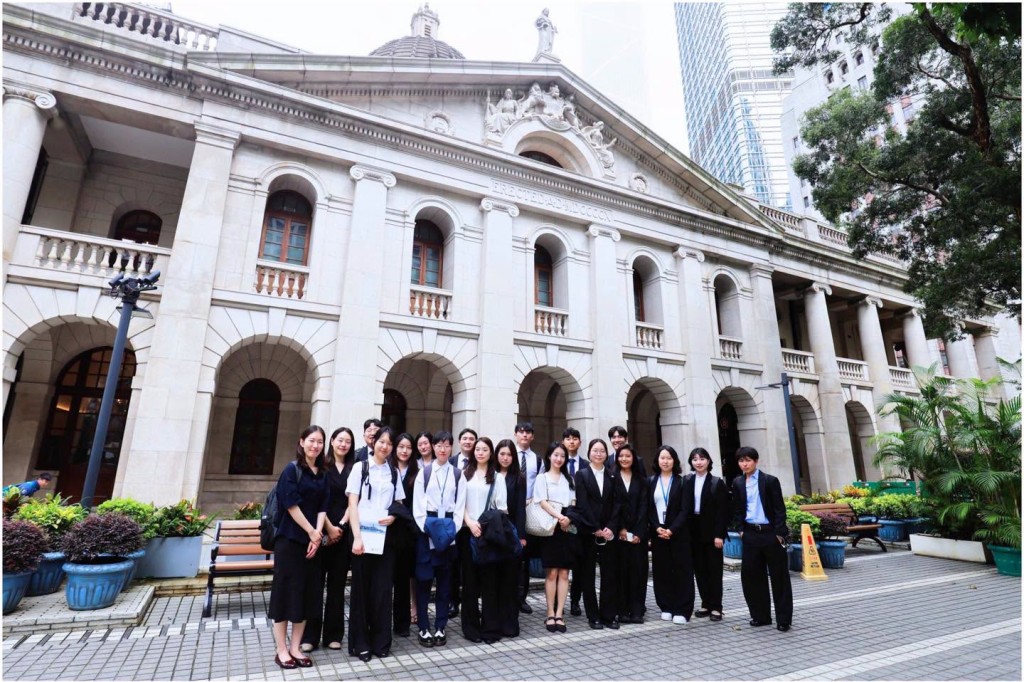 實習生參訪香港終審法院,香港律師會fb。 實習生參訪香港終審法院,香港律師會fb。