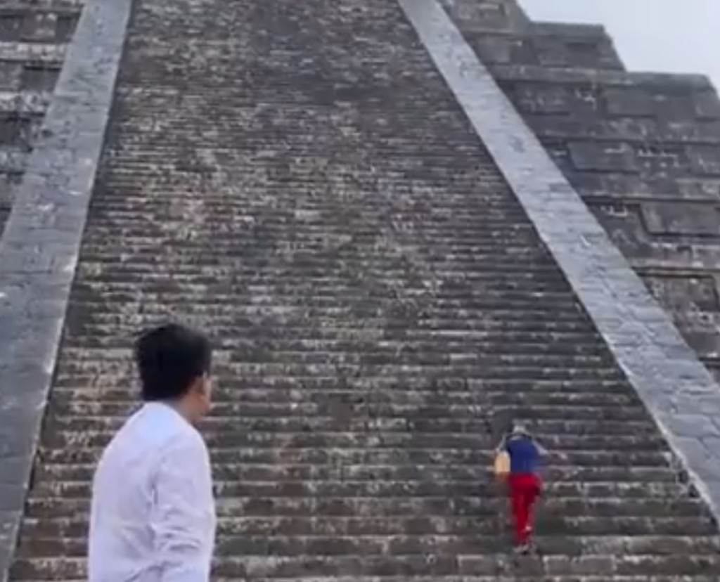 女遊客突破登上瑪雅神殿。twitter片截圖