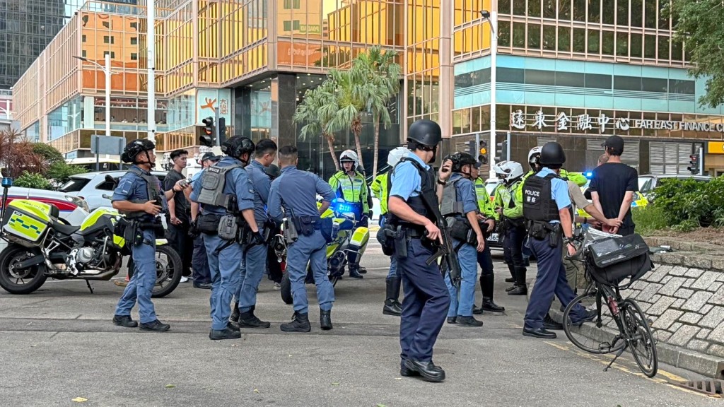 大批警員荷槍實彈到場。