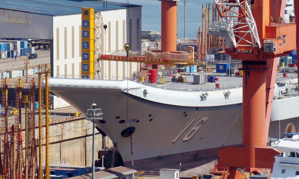 10日前「辽宁舰」在大连船厂照片。
