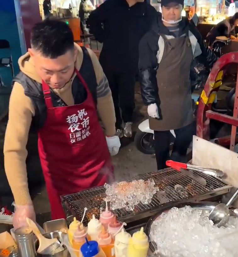 湖南老闆街頭賣「烤冰溜子」，價錢達15元人民幣。