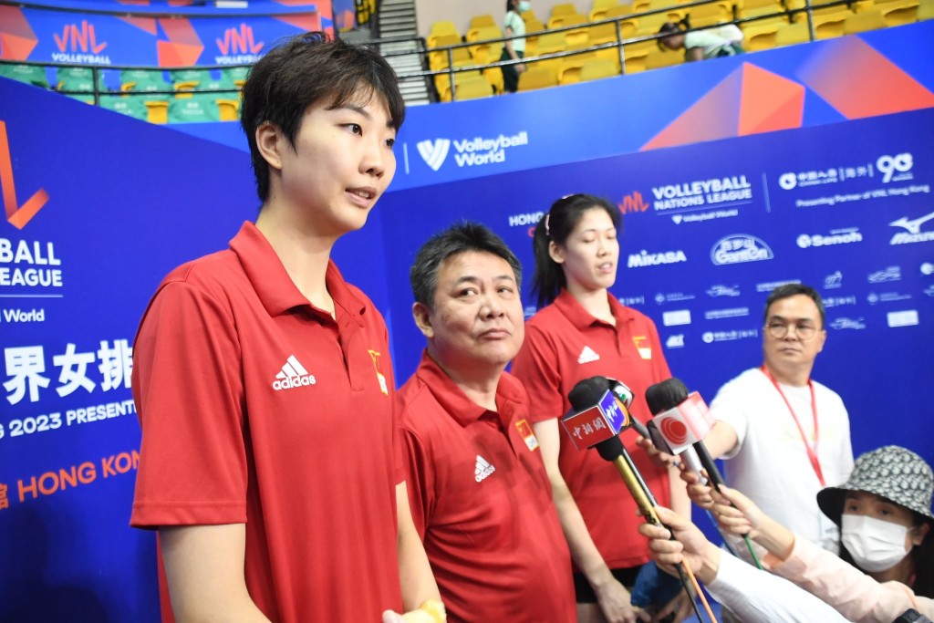 袁心玥(左起)、蔡斌教练与李盈莹接受访问。 本报记者摄