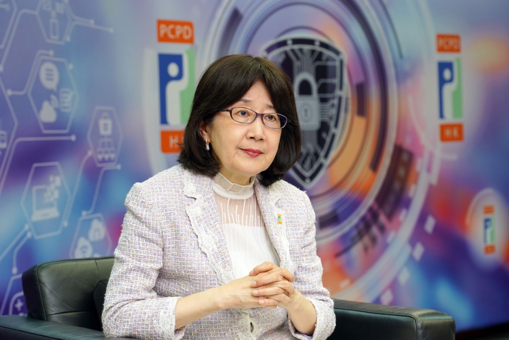 鍾麗玲指,私隱署分別於去年及今年進行循規審查,發現越來越多本地機構在業務過程中使用AI,而涵蓋行業更越來越多。 葉偉豪攝 鍾麗玲指,私隱署分別於去年及今年進行循規審查,發現越來越多本地機構在業務過程中使用AI,而涵蓋行業更越來越多。 葉偉豪攝