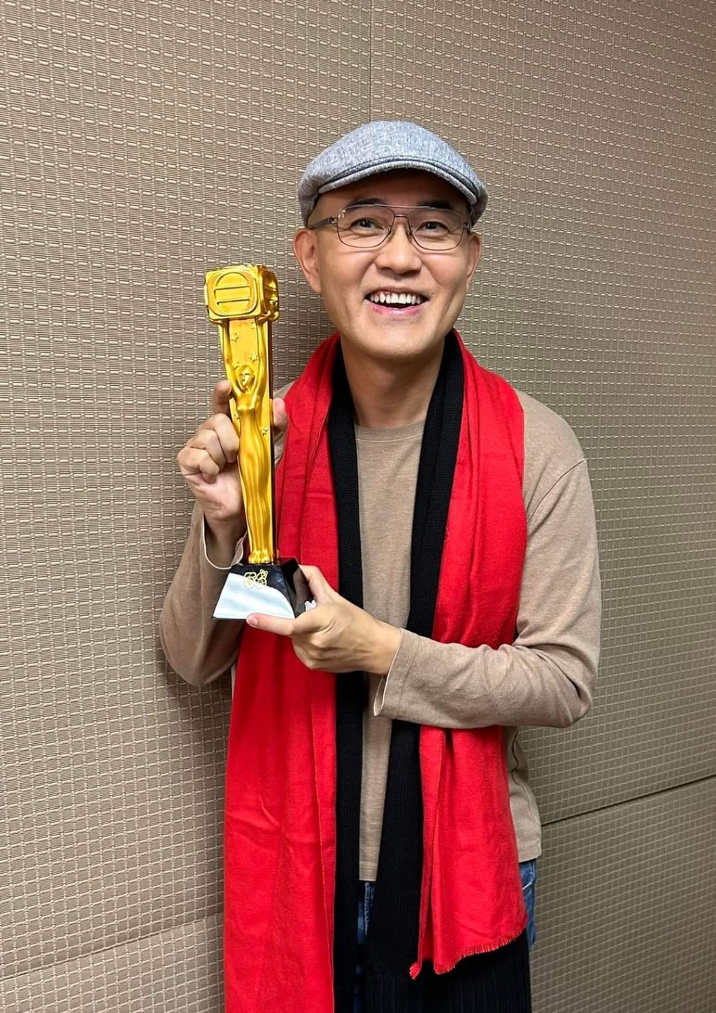 周国丰做评判嘅《中年好声音》夺台庆「最佳综艺节目」奖。