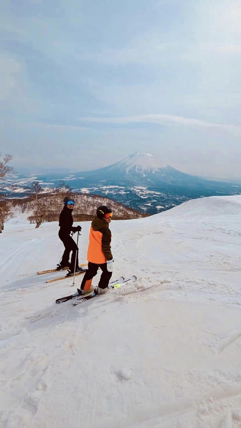 楊千嬅與兒子一起滑雪。