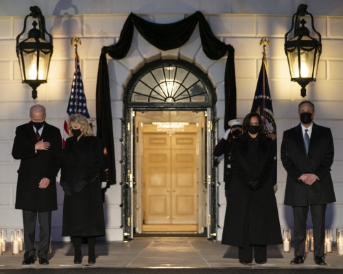 拜登在白宮舉行儀式悼念美國50萬死於疫情同胞。AP圖片
