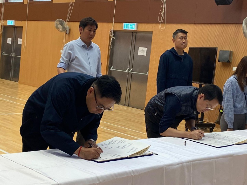 他們代表民建聯向大埔宏福苑火災罹難者表達沉重哀悼及深切悼念。民建聯FB 他們代表民建聯向大埔宏福苑火災罹難者表達沉重哀悼及深切悼念。民建聯FB