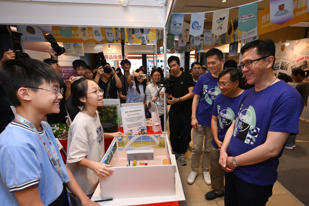創新科技及工業局局長孫東(右一)、創新科技署署長李國彬(右二)以及創新科技署副署長哈夢飛(右三)與在場學生交流。 創新科技及工業局局長孫東(右一)、創新科技署署長李國彬(右二)以及創新科技署副署長哈夢飛(右三)與在場學生交流。