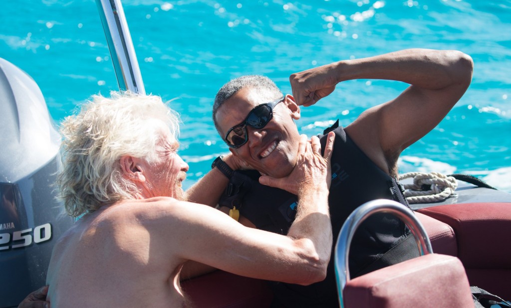 布蘭森鬧著玩地雙手握著奧巴馬的脖子。Business Insider