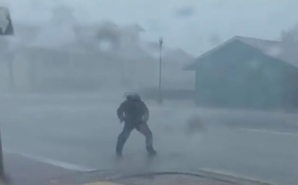 天氣頻道記者坎托爾（Jim Cantore）面對颶風伊恩的吹襲站也站不穩，更被飛來的樹枝擊中。