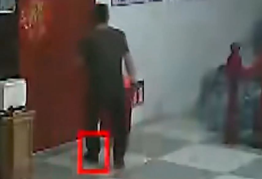 警方对比其他案件，发现疑犯是爆窃惯犯。法治在线