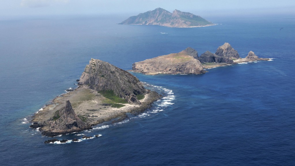 中國海警驅離闖入釣魚島領海的日本漁船。法新社