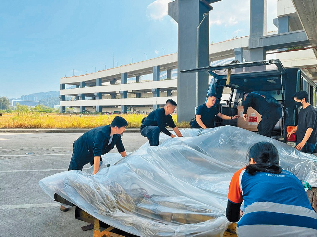 毋忘愛指，據印尼領事館人員說，該印傭是首名乘搭飛機回鄉的宏福苑遇難外傭。