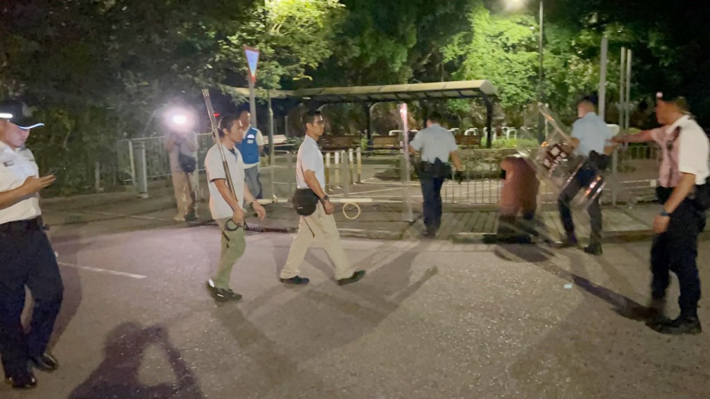 有漁護署人員手持套索。 有漁護署人員手持套索。