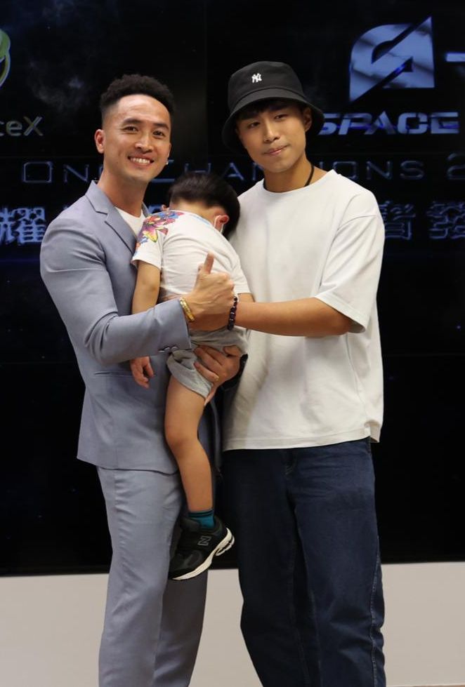 暖男爸爸陳國峰抱住兒子出席記者會。